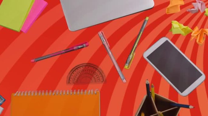 橙色旋转条纹上的笔记本电脑和办公室物品的动画