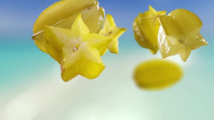 海滩热带夏季背景下的杨桃和星星果片