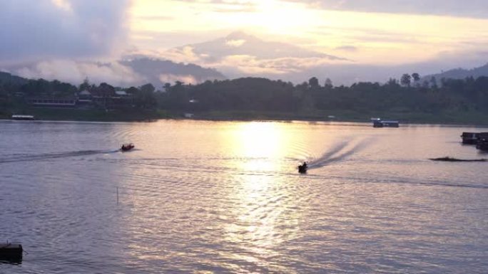 渔民早上在泰国乘船游览。