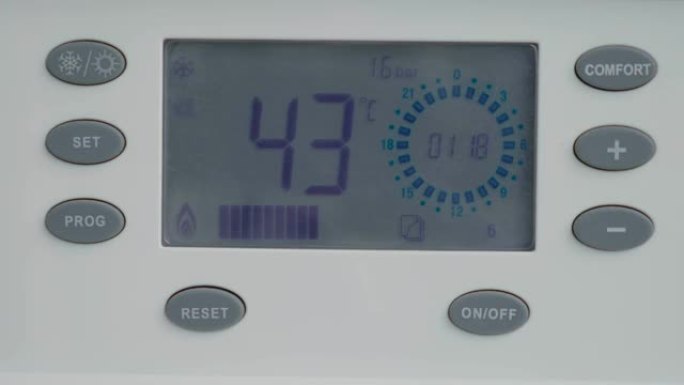 冬季家庭供暖用燃气锅炉智能控制面板的特写