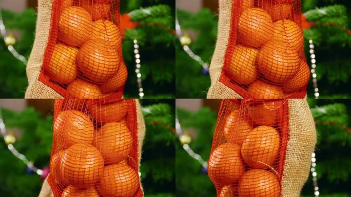 装饰圣诞树前装满甜美生态橙子的礼品袋
