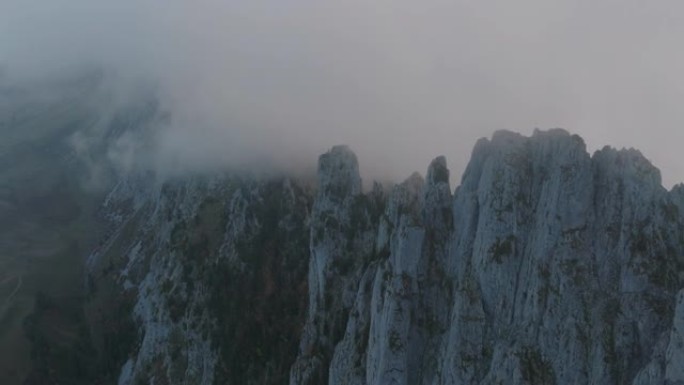 空中无人机在黄昏时拍摄了带有薄雾的山脊线