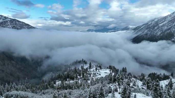 空中无人机视图日出风景，早晨雾和雪在童话草甸国家公园与拉赫希奥特冰川在南加帕尔巴特山，喀喇昆仑山，喜