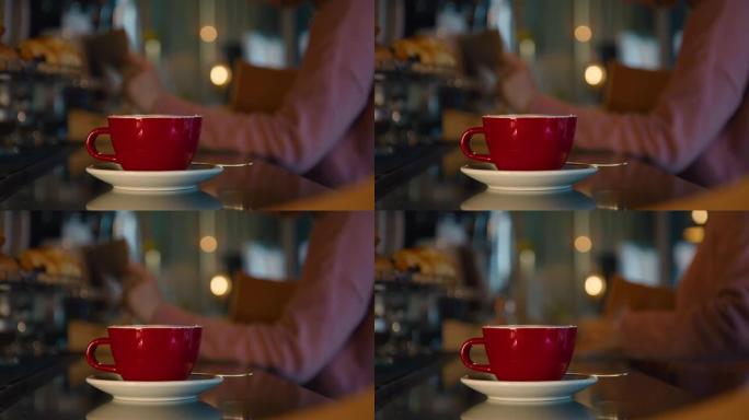 咖啡馆桌上的红杯热气腾腾的热咖啡