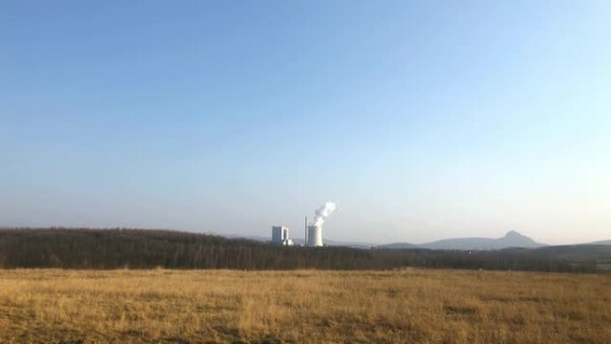 火力发电厂的巨大管道在生产过程中会轻微冒烟。工业景观，大气污染，使用燃烧燃料概念的电力生产。污染