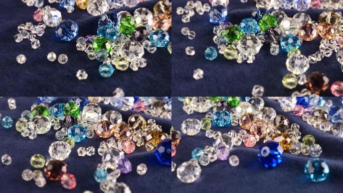 蓝色天鹅绒上的多色透明珠宝水晶和水钻。