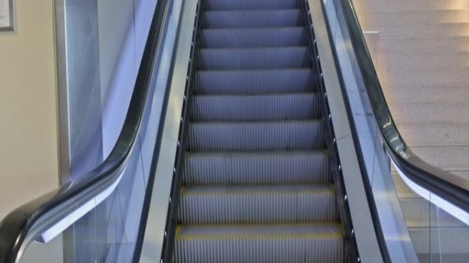 机场航站楼移动自动扶梯台阶