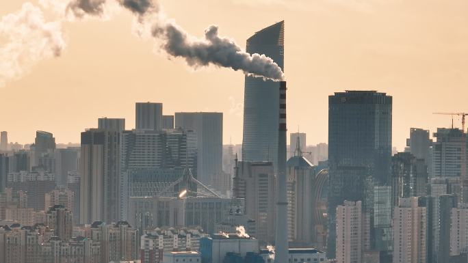 沈阳夕阳下的城市建筑与冒烟的烟囱