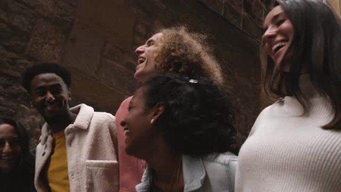 一群二十多岁的人走在街上。一起玩得开心