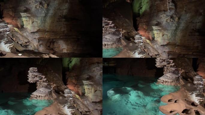 一个巨大的地下洞穴内的钟乳石，石笋，水池和地层的特写