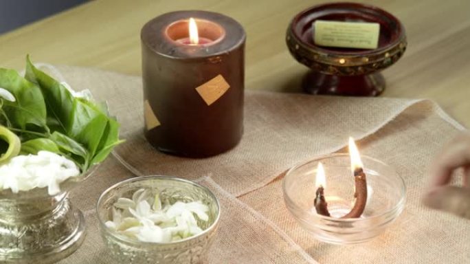 点燃香薰蜡烛或带有茉莉和依兰的 “Tian Op”，用来在泰国甜食中增添香气。亚洲美食和芳香植物甜点