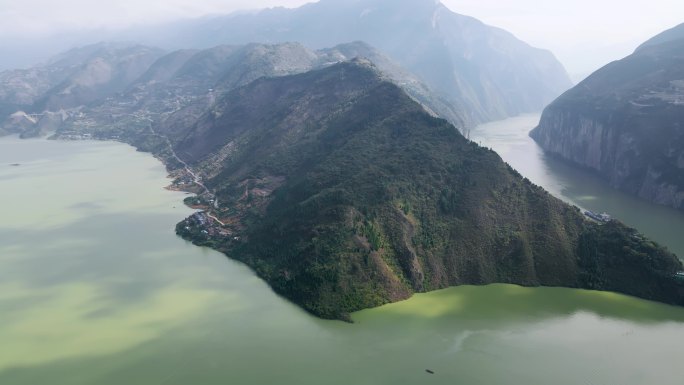 重庆奉节瞿塘峡的全景