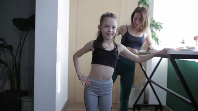 俄罗斯母女在家锻炼穿瑜伽服