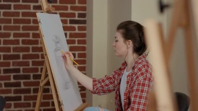 年轻女子肖像在白色画布上绘制创意设计