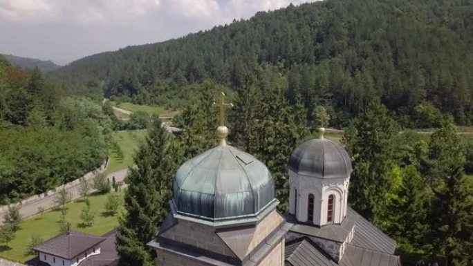 Ozren修道院在Ozren Mountain Petrovo Selo，波斯尼亚和黑塞哥维那的鸟瞰