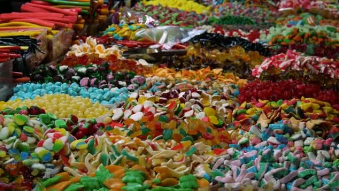 市场摊位上有很多软糖和其他糖果