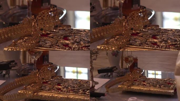 两个新郎的王冠放在教堂祭坛前桌子上的圣书上12