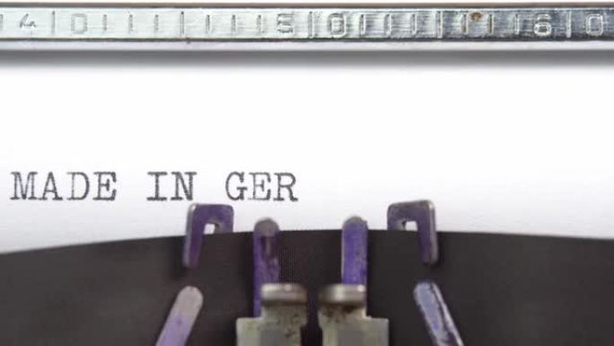 德国制造的短语特写正在打字，并集中在一张纸上的老式打字机机械