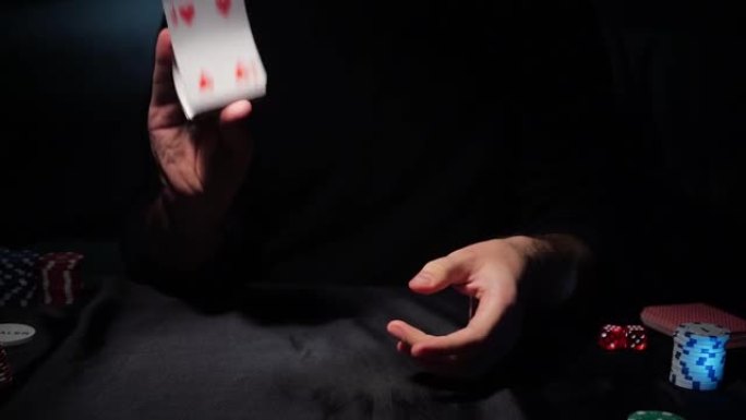大胡子男子在赌场打扑克。这个人赢了，有效地把牌扔到桌子上。缓慢的运动。