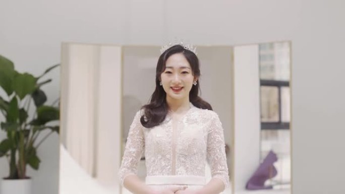日本年轻女性穿着白色婚纱照镜子