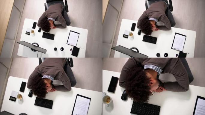 疲惫的非洲商人在办公室睡觉