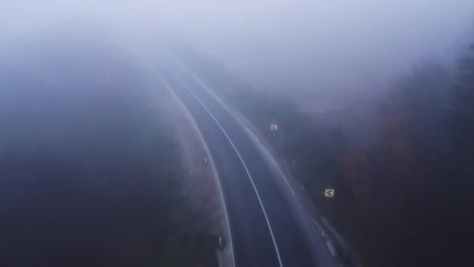 漫漫长路的无人机视图被雾覆盖