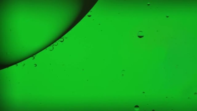 油泡，浅绿色灯光下的水上条纹，宏观