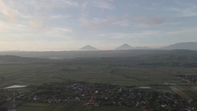 印度尼西亚的空中山靠近日出背景的村庄