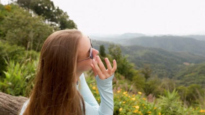 年轻的旅游女子可以从山上高处的木桥欣赏风景，该木桥设计用于从上方观看侧面。在丛林里。山的生动形象。旅