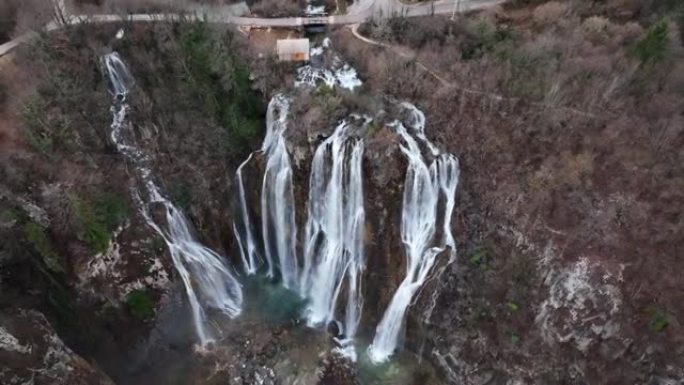 冬季十六点国家公园瀑布和湖泊的鸟瞰图