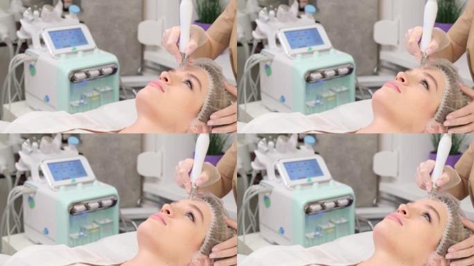 美容师用低频电流脉冲对面部进行治疗。