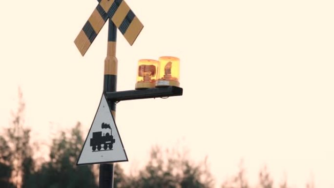 带警示灯的铁路道口。铁路道口打开的铁路屏障。运输和物流概念