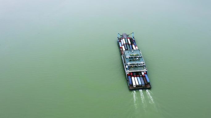 重庆奉节瞿塘峡上的运输船