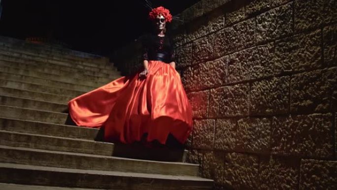 在完全黑暗中死去的死亡女神的慢动作狂欢节从楼梯上跑下来。