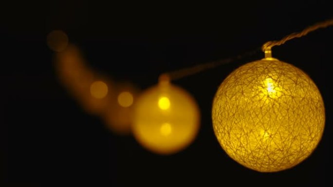 爱沙尼亚外面悬挂的黄色灯球