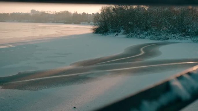 日落时结冰的湖雪林雪景冰天冰湖