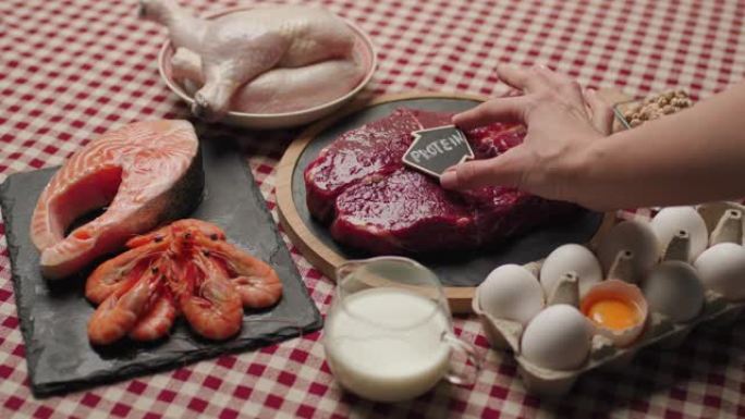 桌上的蛋白质食品。牛肉、鸡蛋、鸡肉和牛奶。蛋白质含量高的产品。