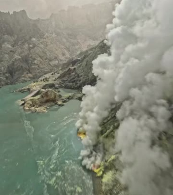 从山顶火山火山口酸性湖雾雾溪流鸟瞰图