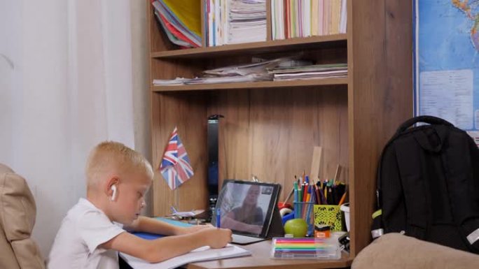 平板电脑男生和老师视频会议聊天。