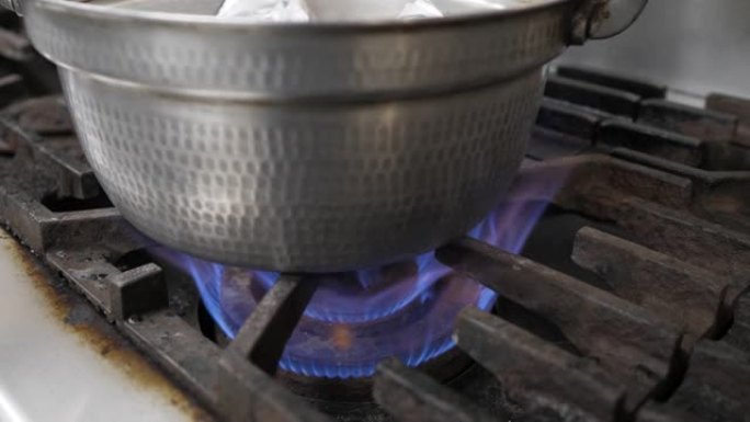 用味噌煮沸生产鲭鱼的烹饪。