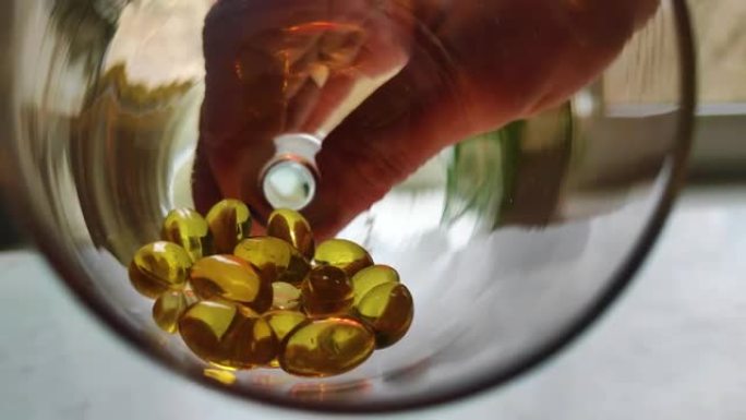 玻璃药物保健概念中的金色药丸欧米茄3关闭分散