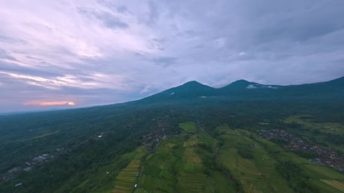 亚洲农田乡村山谷日落山雾异国乡村景观鸟瞰图