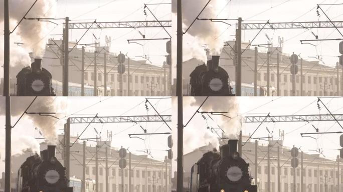 复古蒸汽火车从火车站出发。带蓝色汽车的旧黑色蒸汽火车