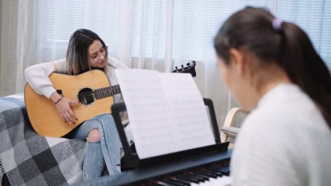女朋友一起演奏音乐，在舒适的家庭氛围中放松。