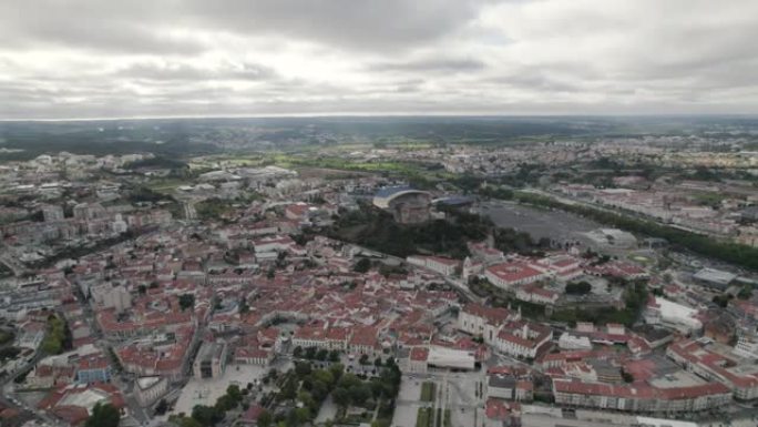 葡萄牙阴天莱里亚城市景观地平线上方的高视野