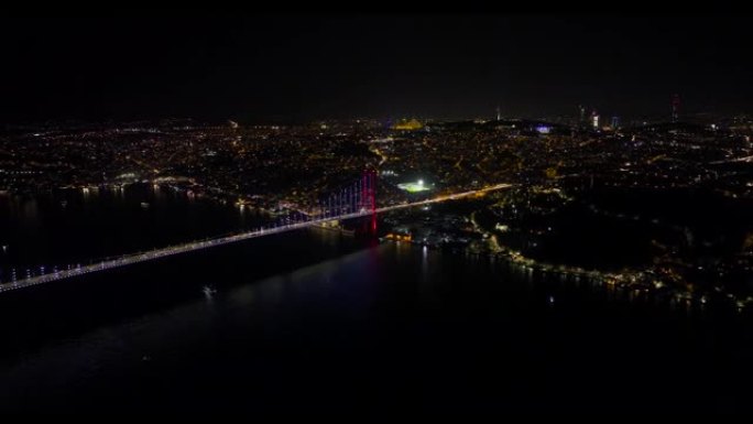 土耳其伊斯坦布尔博斯普鲁斯大桥以及老式和纪念性建筑的夜间航拍视频