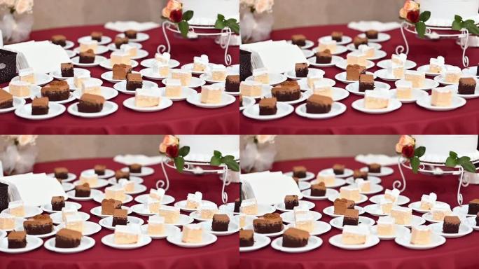 餐厅桌子上的盘子上的婚礼蛋糕的特写镜头