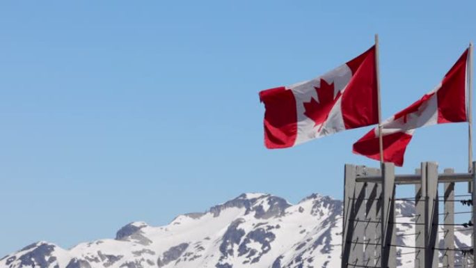 加拿大国旗随风在加拿大惠斯勒黑梳圆屋旅馆移动
