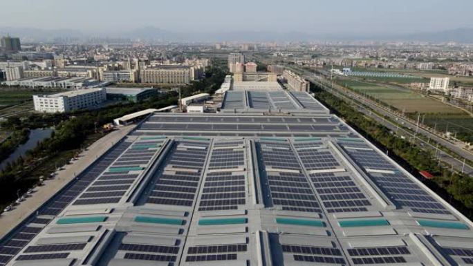 工业厂房屋顶太阳能光伏发电的鸟瞰图