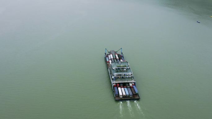 重庆奉节瞿塘峡上的运输船